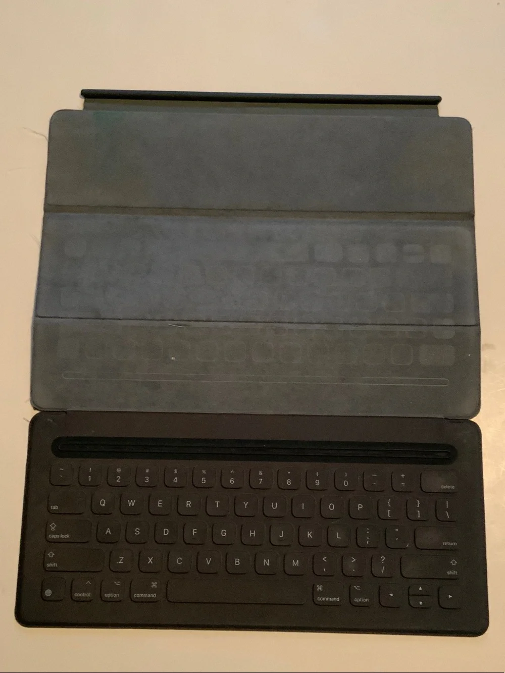 Apple Black Tri-Fold iPad Smart Cover